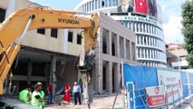 Bolu'da eski belediye binasının yıkımına başlandı