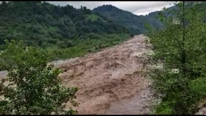 Çamlıhemşin'de 3 kişi heyalan altında kalmaktan son anda kurtuldu (2) - RİZE