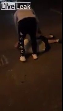 Cet Afghan fracasse une bière dans la tête d'un Allemand !