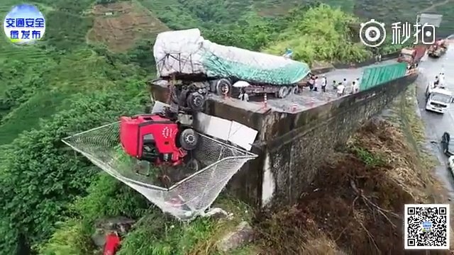 Ce camion est sauvé par un filet tendu au-dessus du vide à la fin de la route !