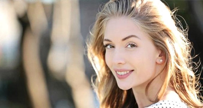 Yasemin Allen, Çekim İçin Gittiği Ormanda Arkadaşlarının Yakaladığı Pitonu Kucağına Aldı