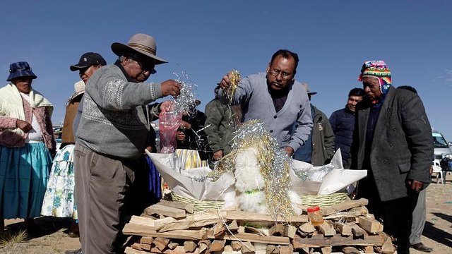 شاهد: أضحيات سكان بوليفيا الأصليين احتفالا بالإلهة باشاماما