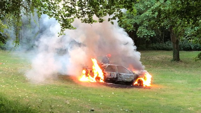 Une voiture incendiée après une rixe