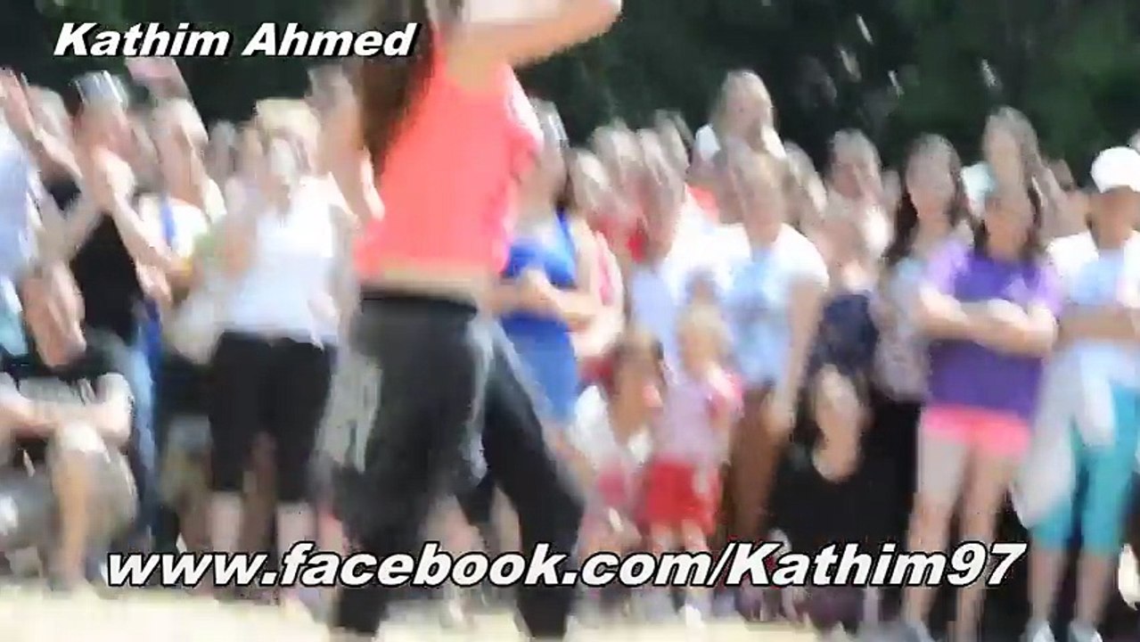 هدول البنتين عم يتحدوا بعضون بالرقص وبالشارع معقول؟!!