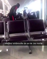 Booba après l’embrouille qui regarde les vidéos de la bagarre dans le plus grand des calmes.