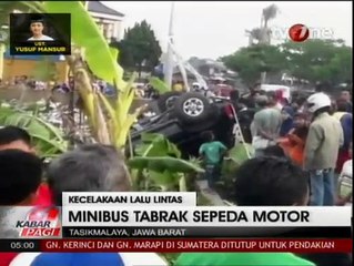 Tabrak Sepeda Motor, Minibus Terjun ke Sawah