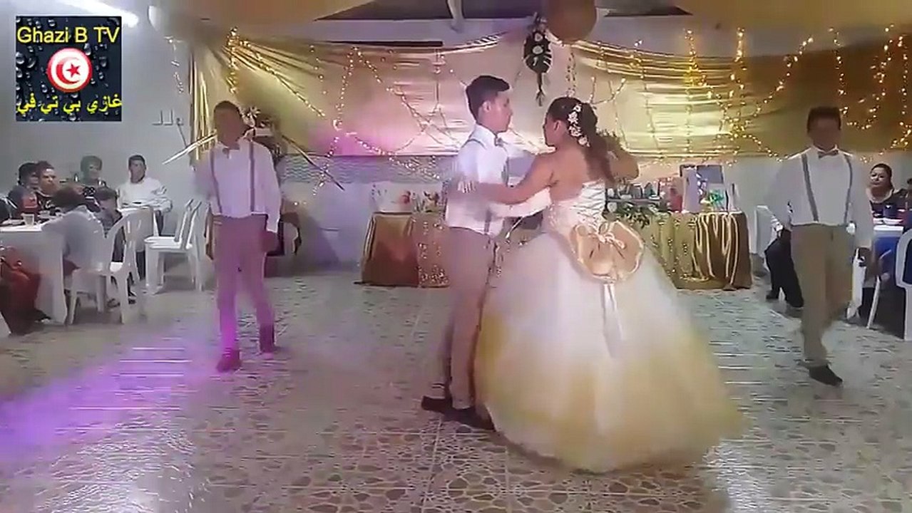 شاهد هذه العروس كيف رقصت مع اخوانها على اغنية يا ليلي ويا ليلة