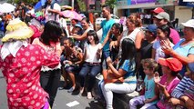 Los salvadoreños inician fiestas patronales con colorido desfile