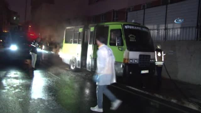 Beyoğlu'nda Park Halindeki Minibüs Kundaklandı, Minibüsün Sahibi Göz Yaşlarına Hakim Olamadı