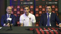 Il rito della firma di Lucas Biglia