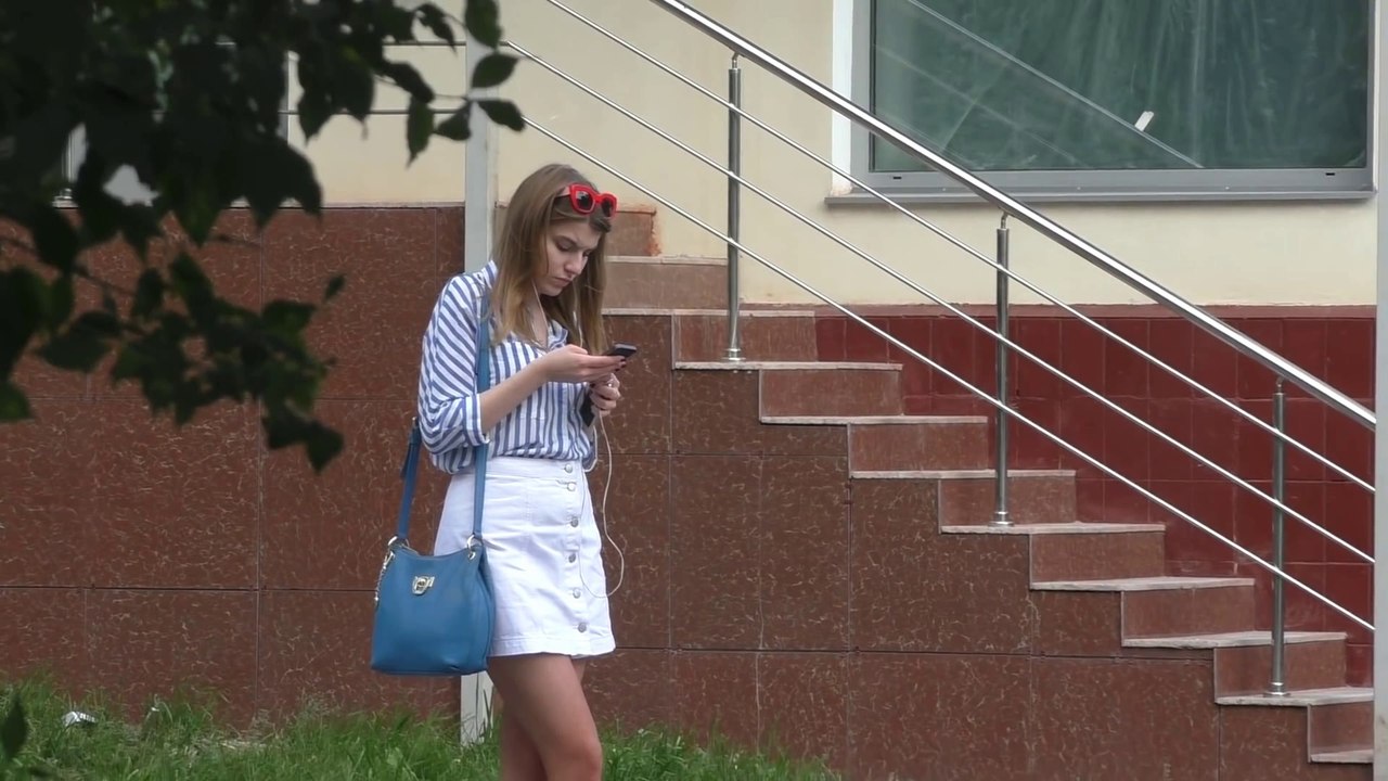 Идентификация одиноко стоящей девушки
