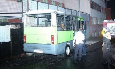 Beyoğlu'nda park halindeki minibüs kundaklandı