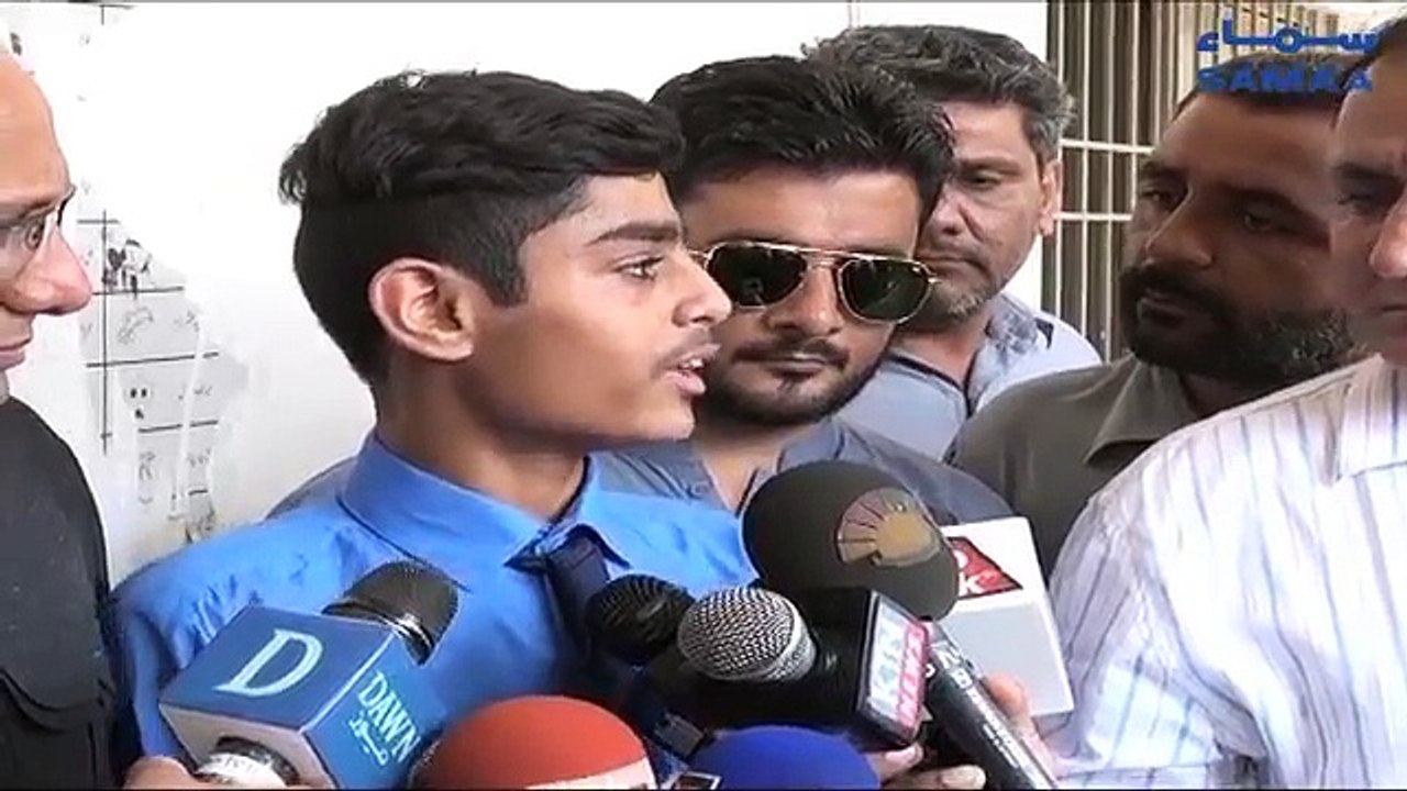 Karachi Kay School Say Thapey lage Ballot Papers Milay