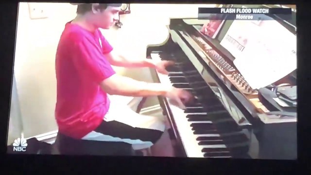 Un livreur de pizza qui joue du piano chez ses clients