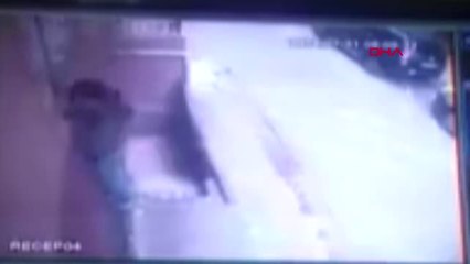 İstanbul Zeytinburnu'nda Açık Pencereden Giren Hırsız Kamerada