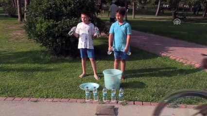 Küçük hayvanseverler sokak hayvanları için su satıyor - İZMİR