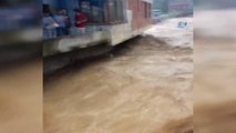 Şiddetli Yağış Sonrası Dereler Taştı, Heyelan Nedeniyle Karayolu Ulaşıma Kapandı