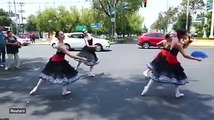 رقص روی جاده برای سرگرمی راننده ها گروهی از هنرمندان در مکسیکو روی جاده ها میرقصند تا راننده های را سرگرم سازند که از توقف در اشاره های ترافیکی عصبانی میشوند.