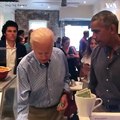 باراک اوباما رئیس جمهور سابق ایالات متحده امریکا و آقای جو بایدن، معاون رئیس جمهور،  در یکی از رستوران های شهر واشنگتن دسی برای غذا خوردن و قهوه نوشیدن توقف داش