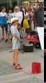 Mükemmel Keman Çalan Küçük Sokak Sanatçısı Kız