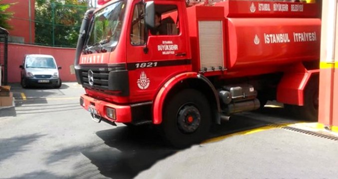 Fatih'te, Öğrenci Yurdunda Yangın! İki Öğrenci İtfaiye Ekiplerince Kurtarıldı