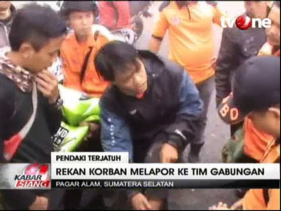 Tim SAR Mengevakuasi Roy Marten dari Kawah Gunung Dempo