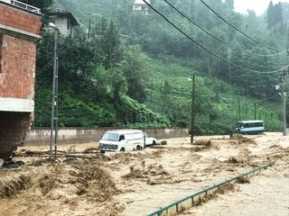 Sele Teslim Olan Rize'de Belediye Başkanı Böyle Seslendi: Allah'ım Yardım Et, Batıyoruz