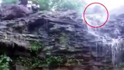 ¡Cae por toda una cascada por sacarse un selfie!