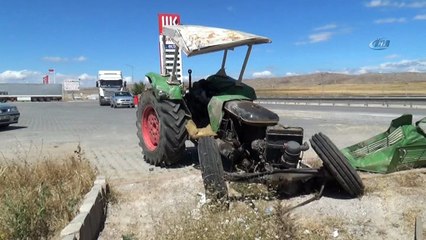 Traktörle çarpışan tır paramparça oldu... 1 ölü, 2 yaralı