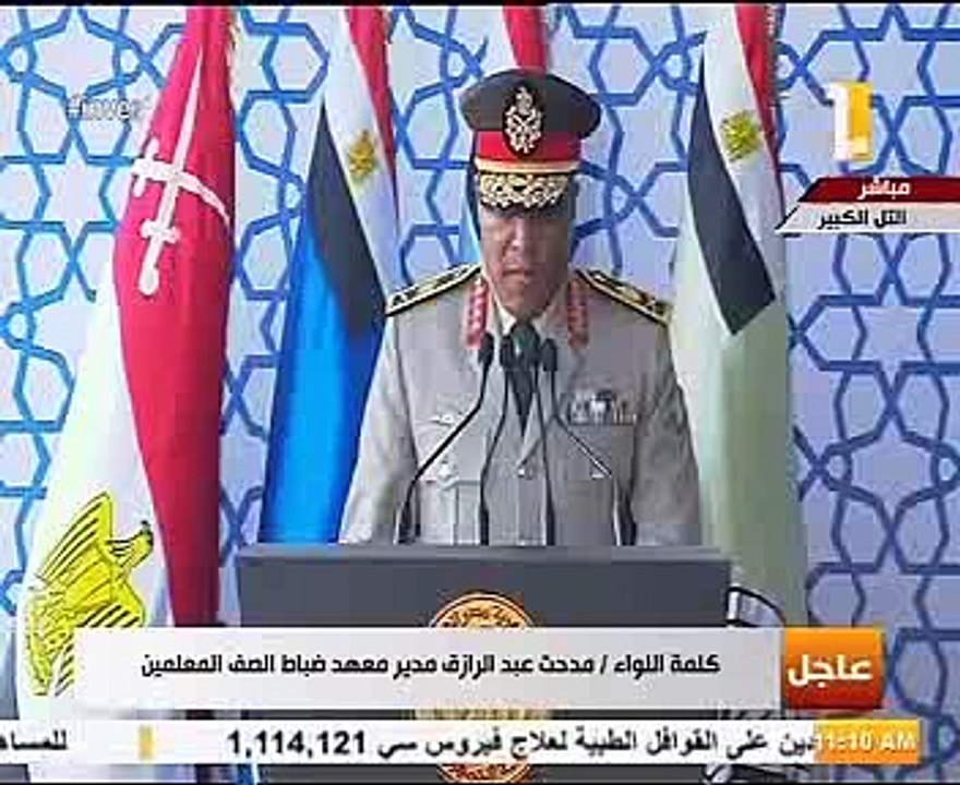 مدير معهد ضباط الصف يهدي السيسي نسخة من القرآن الكريم