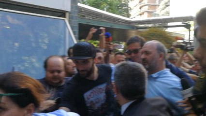 Milan AC - Higuain passe sa visite médicale au milieu d'une foule en délire