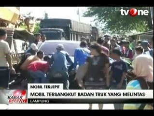 Parkir Sembarangan, Mobil Sedan Tersangkut Badan Truk