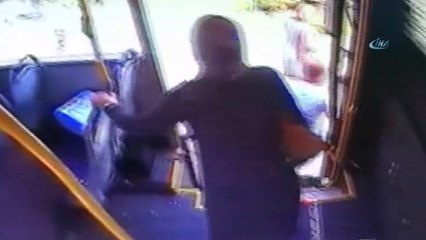 Yolcular otobüsün içerisinde savrularak, kapıdan yola fırladı... O anlar kameralara böyle yansıdı