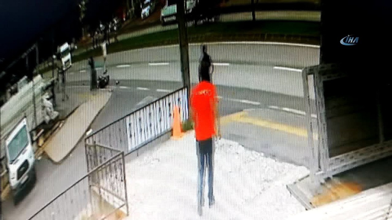 Pikap bebek arabasına çarptı: 1 yaşındaki bebek öldü, 4 yaşındaki çocuk ağır yaralı... Kaza anı kamerada