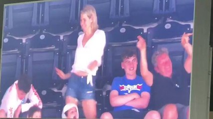 Un ado embarrassé par ses parents dans les tribunes d'un stade