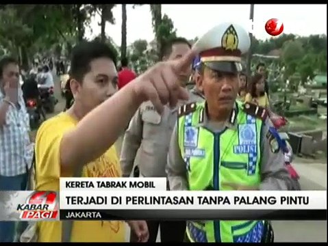 Mobil Tertabrak Commuterline, Lima Penumpang Luka-luka