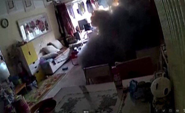 Çin'de Şarjdaki Elektrikli Scooter Patladı, Baba Kızını Saniyeler İçinde Kurtardı