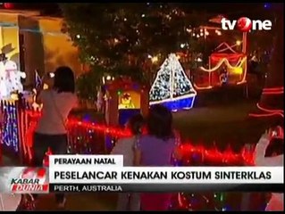 Serunya Bermain Selancar dengan Kostum Sinterklas