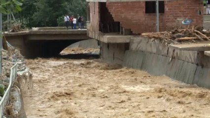 Çay Topladıkları Yerde Mahsur Kalan Vatandaşları Afad Ekipleri Kurtardı