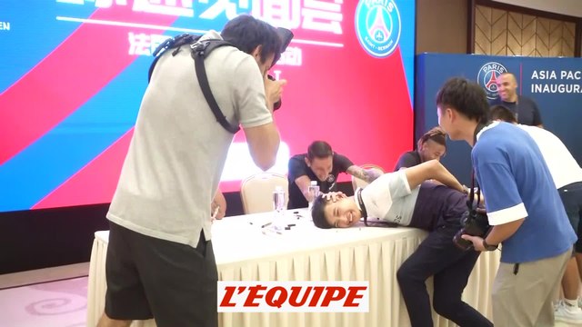 En Chine, les joueurs du PSG s'amusent en signant des autographes - Foot - Trophée des Champions