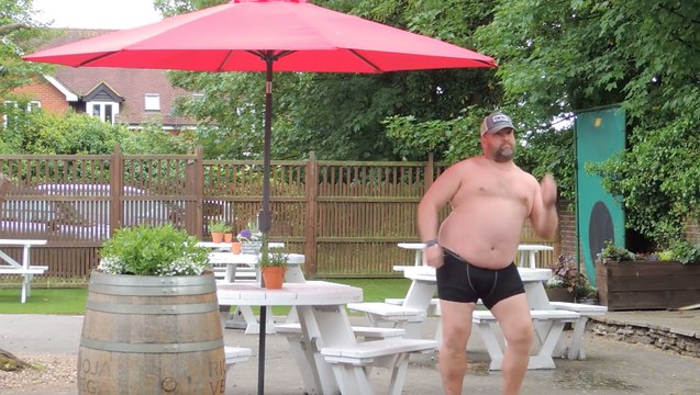 L'employé d'un pub anglais danse sur Justin Timberlake