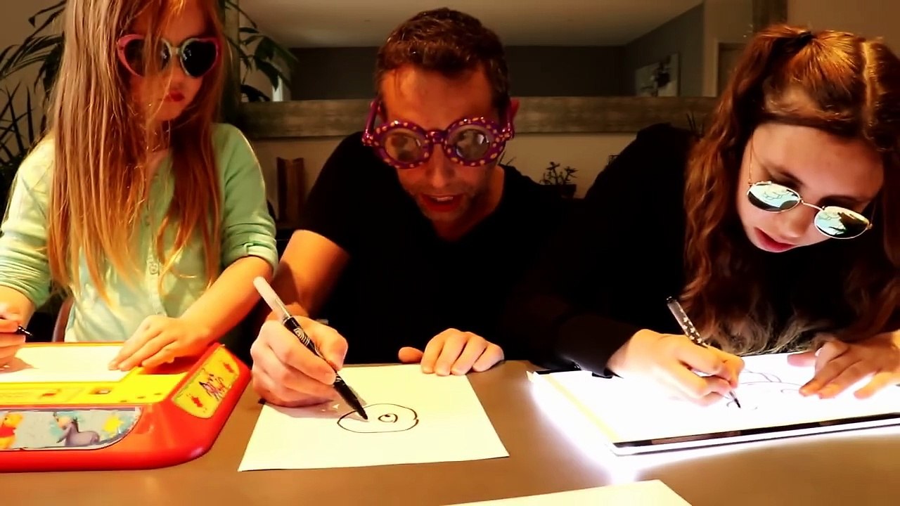 CHALLENGE CONTOUR A L'AVEUGLE ! On dessine dans le noir à l'aide de tablettes rétro éclairées !