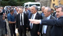 Ulaştırma ve Alt Yapı Bakanı Turhan Rize'de sel bölgesinde incelemelerde bulundu