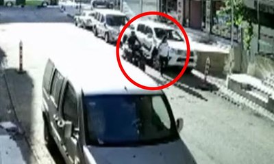 Motosikletliden yolda yürüyen genç kıza  tekme