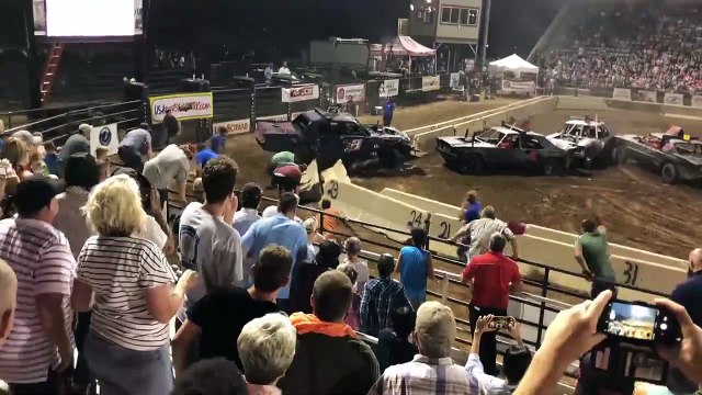 Demolition Derby : un homme s'est fait écraser les jambes par un bloc de béton !