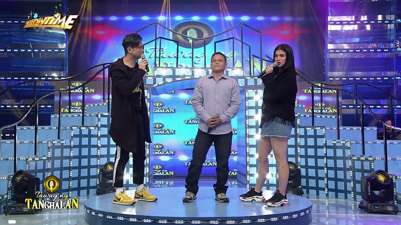 Tawag ng Tanghalan: Rolando gets shy after being hugged by Anne