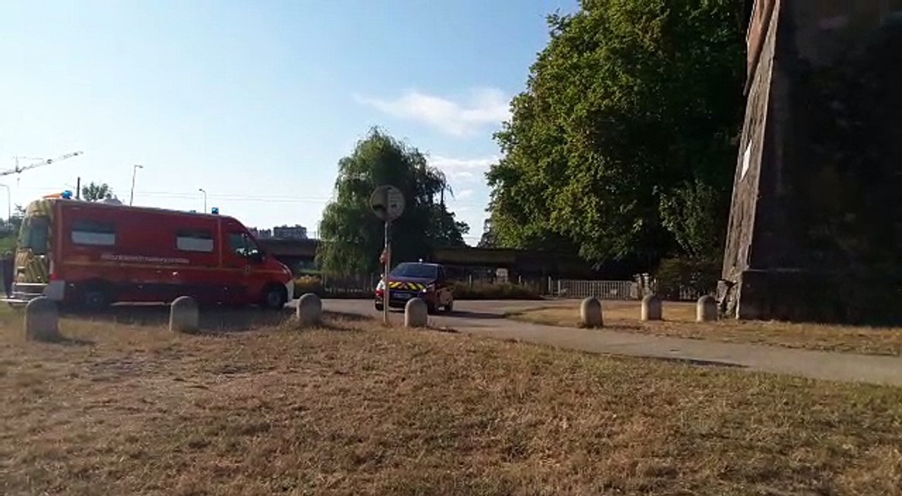 Besançon Les pompiers plongeurs recherchent un jeune homme qui a eu un malaise en se baignant dans le Doubs
