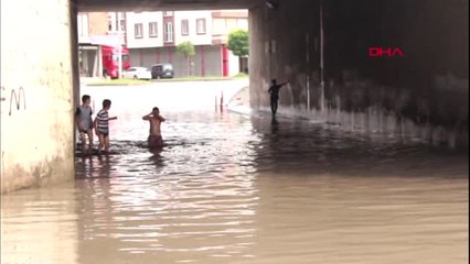 Samsun Çocuklar Yağmur Suyunda Yüzdü