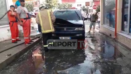 Report TV - Përfshihet nga flakët makina në Fier, shkak një shkëndijë elektrike