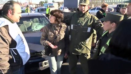 Descargar video: Ce policier se jette sur une voiture sur l'autoroute en Argentine